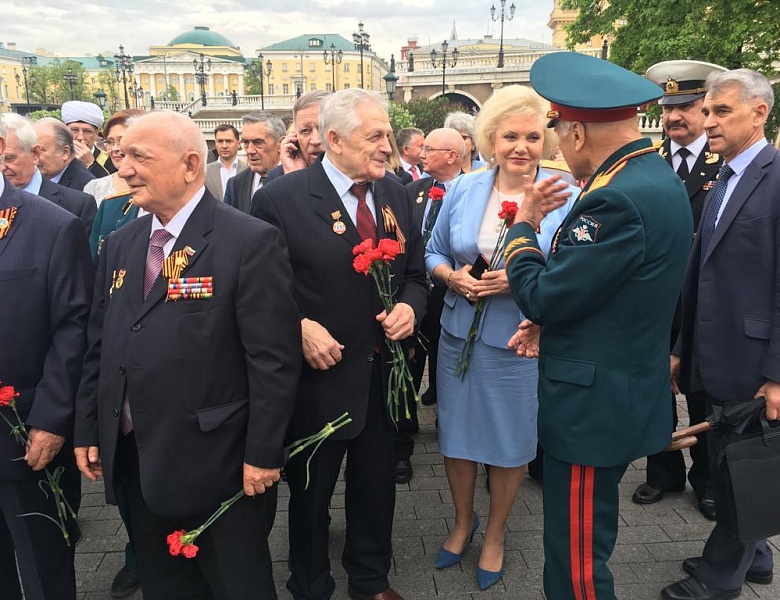 Возложение с ветеранами цветов с могиле Неизвестного солдата