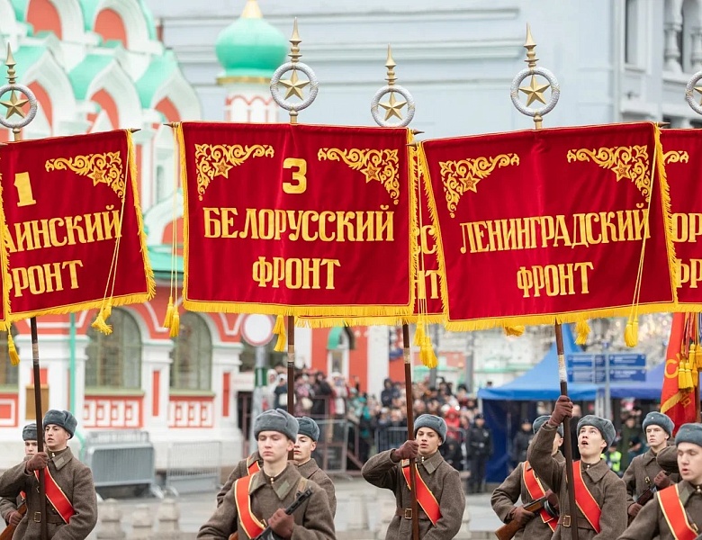 Исторический марш на Красной площади в честь парада 7 ноября 1941 года