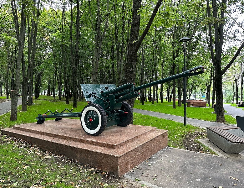 Завершается благоустройство Сквера Гвардии Полковника Ерастова - знакового места в Черемушках. 