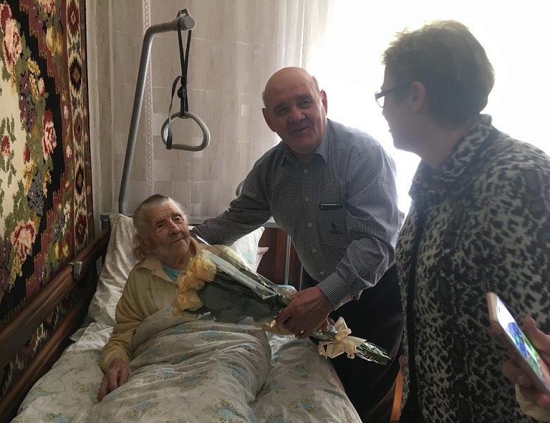 Поздравление жительницы Котловки со 100-летием