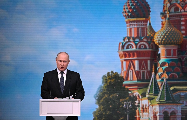 Президент России Владимир Путин поздравил Сергея Собянина с официальным вступлением в должность Мэра Москвы.