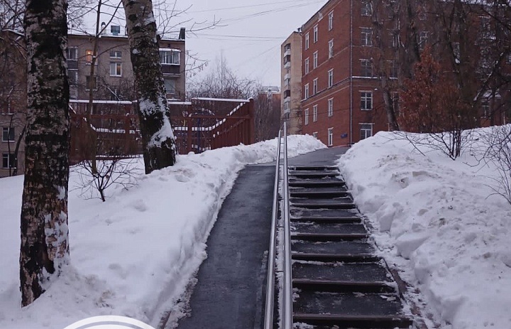 Жителям Котловки убрали снег во дворе после обращения в управу района