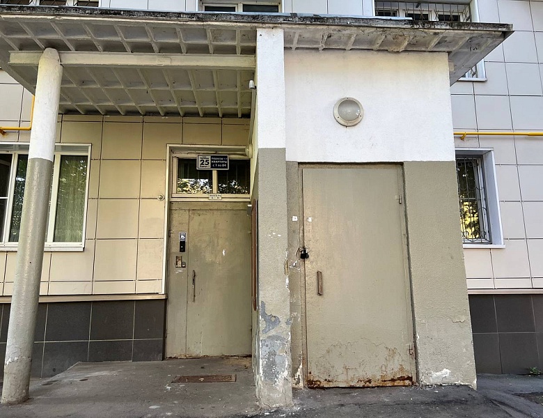 Ужасное состояние подъезда в доме №25 к.1 по Нагорной улице