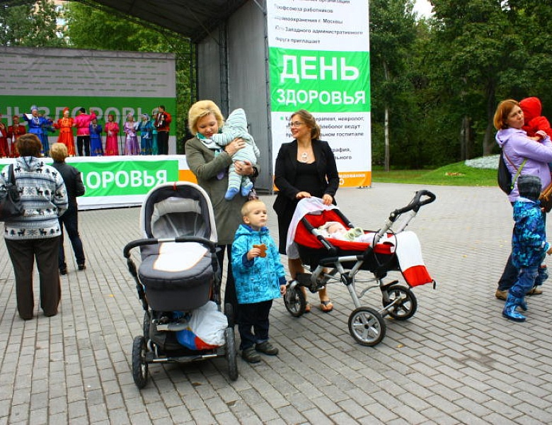Жители юго-запада прошли диспансеризацию в Воронцовском парке (газета "Вечерняя Москва", 2 сентября 2014)