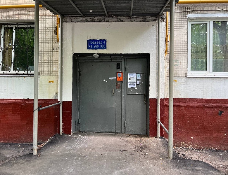 Замена подъездной и тамбурной дверей требуется в доме 42 к. 1 по Новочеремушкинской улице